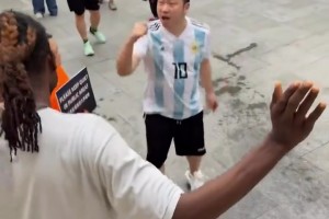 上海一國內阿根廷球迷與國外西班牙球迷互噴：輸不起別說話